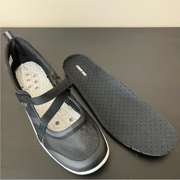Lands’ End Mary Jane Water Shoes - Picture 2 of 11